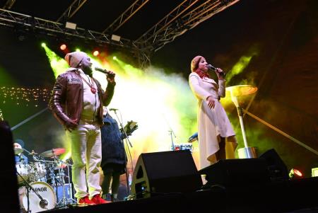 Temperamentna Tanja Žagar je razgrela kamniško publiko za najdaljšo noč v letu in silvestrovanje v centru Pravljičnega Kamnika (28)